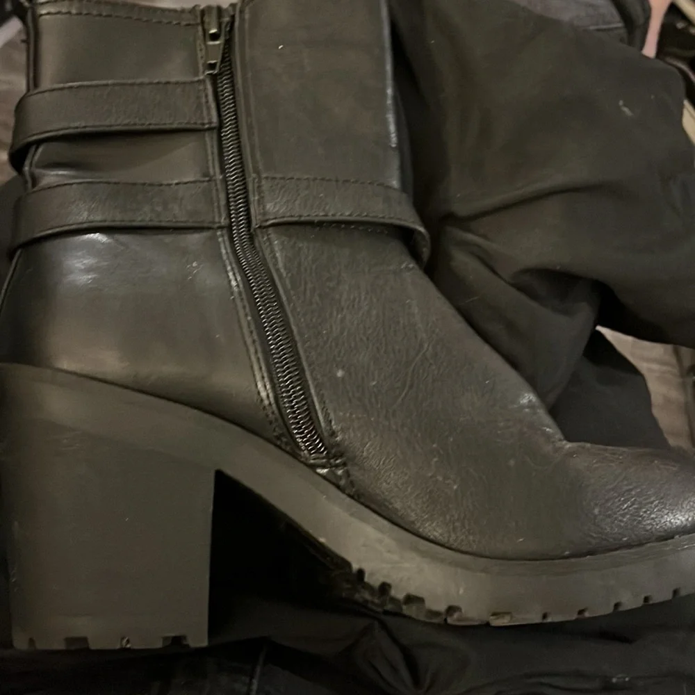 Vintage Women’s SHI by Journeys Black Faux Leather Ankle Boots sz 8.5 - Picture 4 of 8